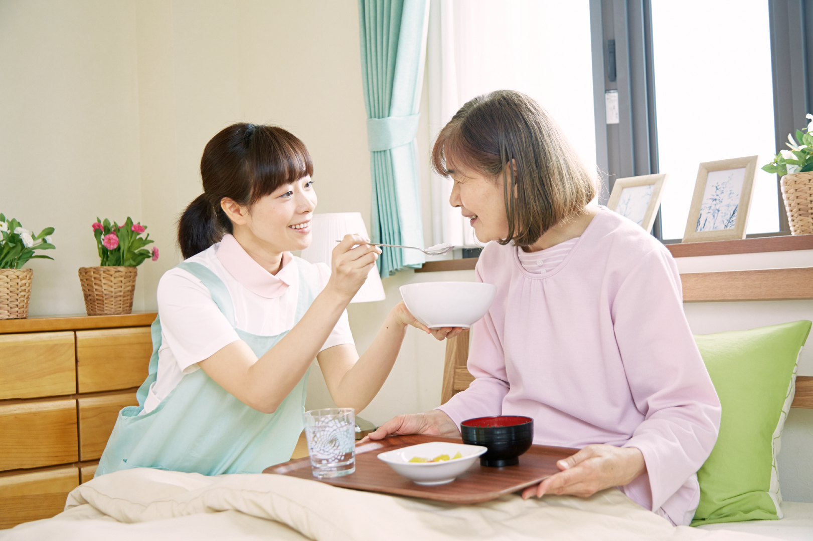 介護福祉士と入居者7